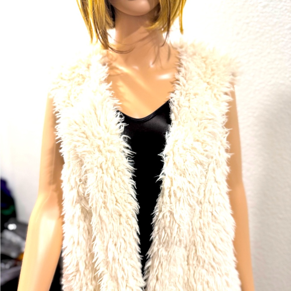 “Kandence ” faux fur white vest